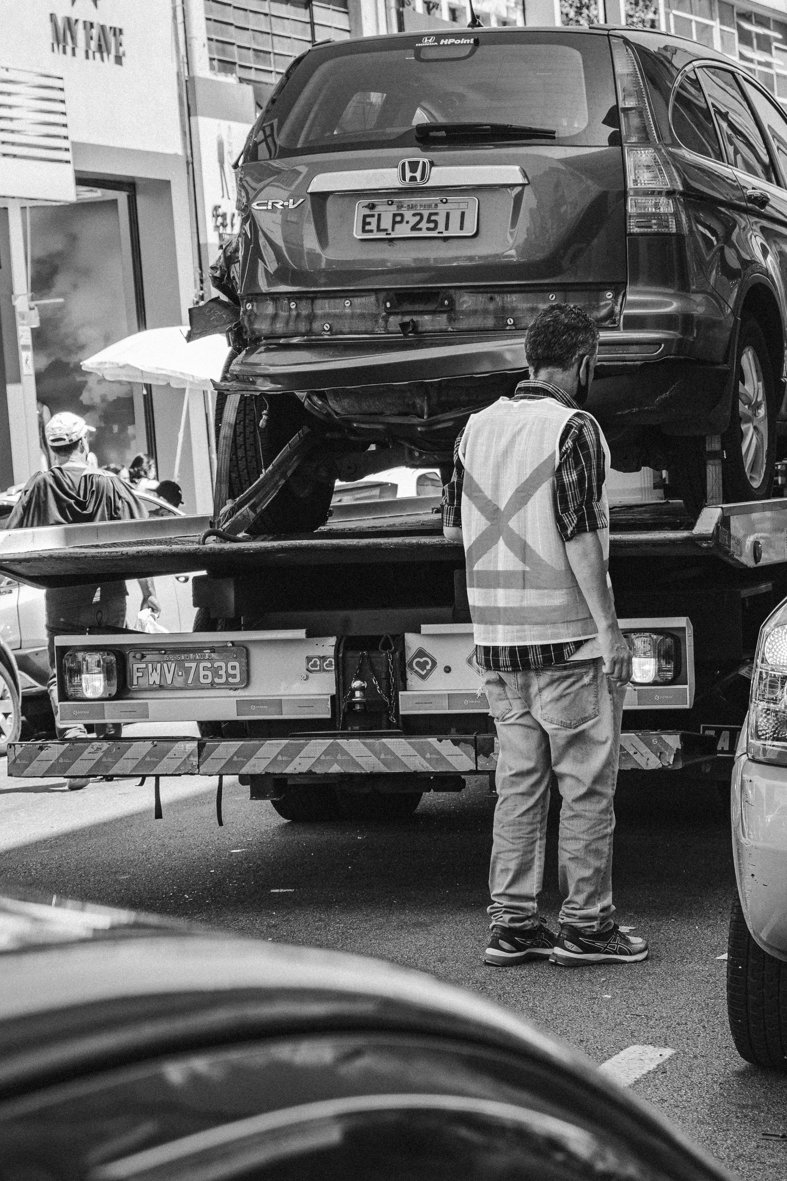 Guincho plataforma removendo um carro em uma rua de São Paulo